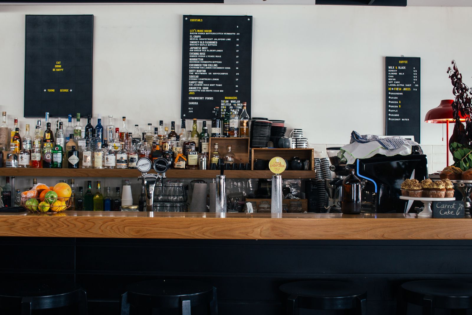 Comptoir de bar, bouteilles et ardoises de menu