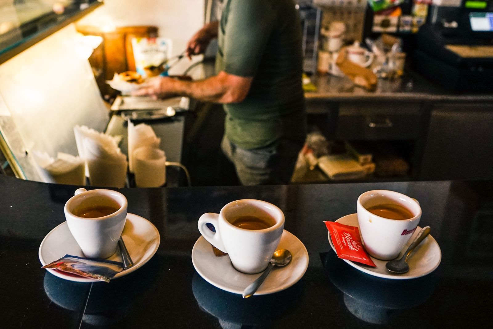 Trois expressos servis au comptoir d'un bar le matin