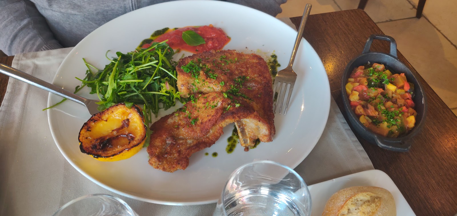 Côte de porc panée, roquette, citron grillé et ratatouille servis à midi au Forum