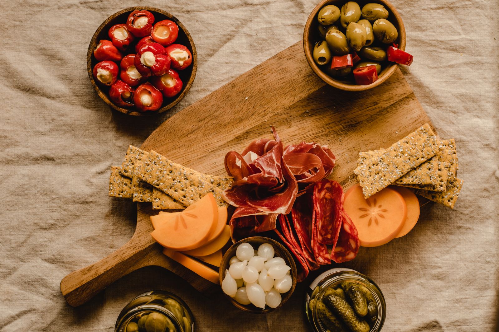 Planche de tapas à partager : charcuterie, olives, tomates cerises et pain