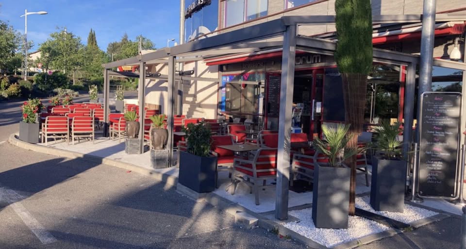 Façade du Forum au soleil, terrasse et ardoise du jour